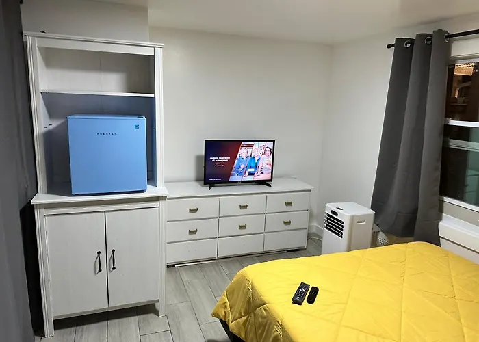 Serene Full Bed With 50 Inch Smart Tv, Netflix, Airplay, Mini-Fridge, And 500 Mbps Wifi Near Fiu, Dolphin Mall, Airport