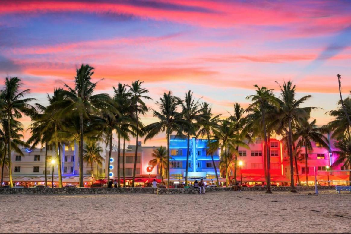 Serene Full Bed With 50 Inch Smart Tv, Netflix, Airplay, Mini-fridge, And 500 Mbps Wifi Near Fiu, Dolphin Mall, Airport Alloggio in famiglia *